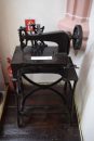 Genuine Singer machine for sewing leather